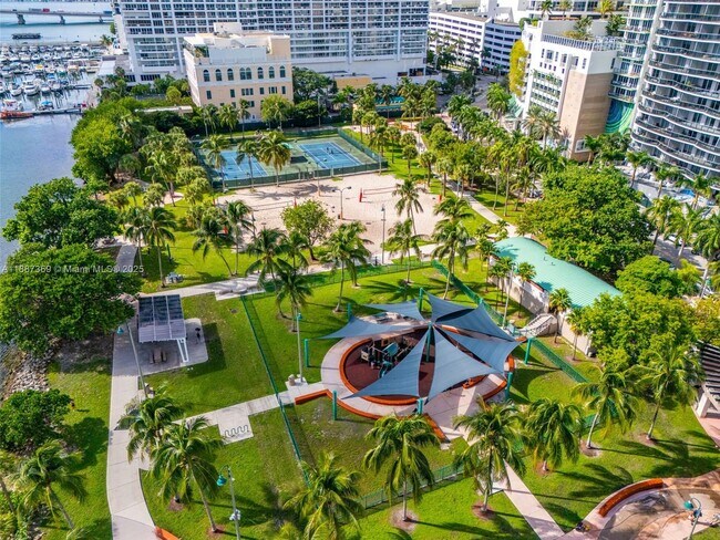 Building Photo - 2020 N Bayshore Dr