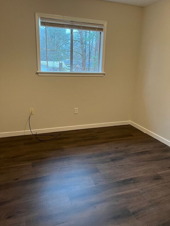 Building Photo - 35 Lance Dr