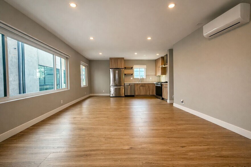 Building Photo - 1307 Tamarind Ave