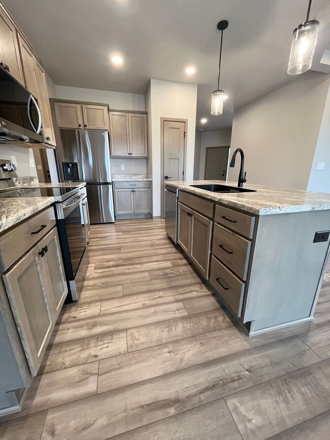 Building Photo - Spacious 2 Bed/2 Bath House with 3 Car Garage!