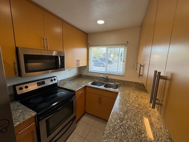 Building Photo - Galleria  Town Homes 2 Bedroom 1.5 Bath in...