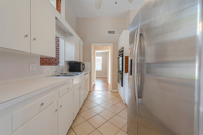 Building Photo - 5222 Nina Lee Ln