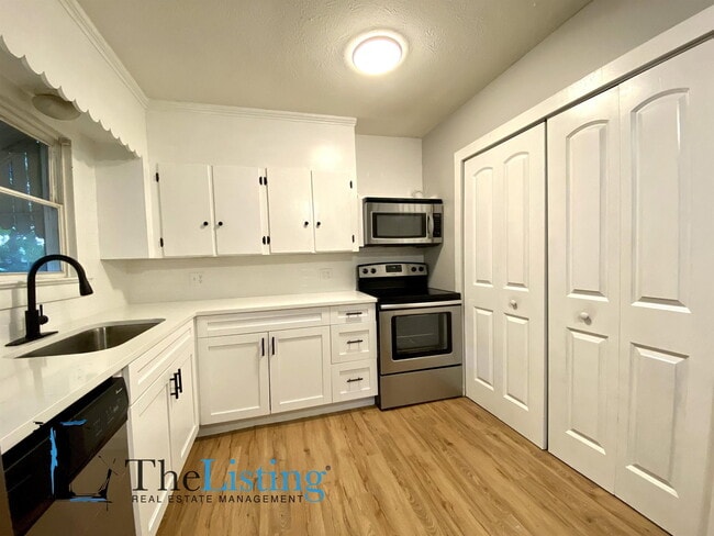 Building Photo - 10011 N Jasmine Ave