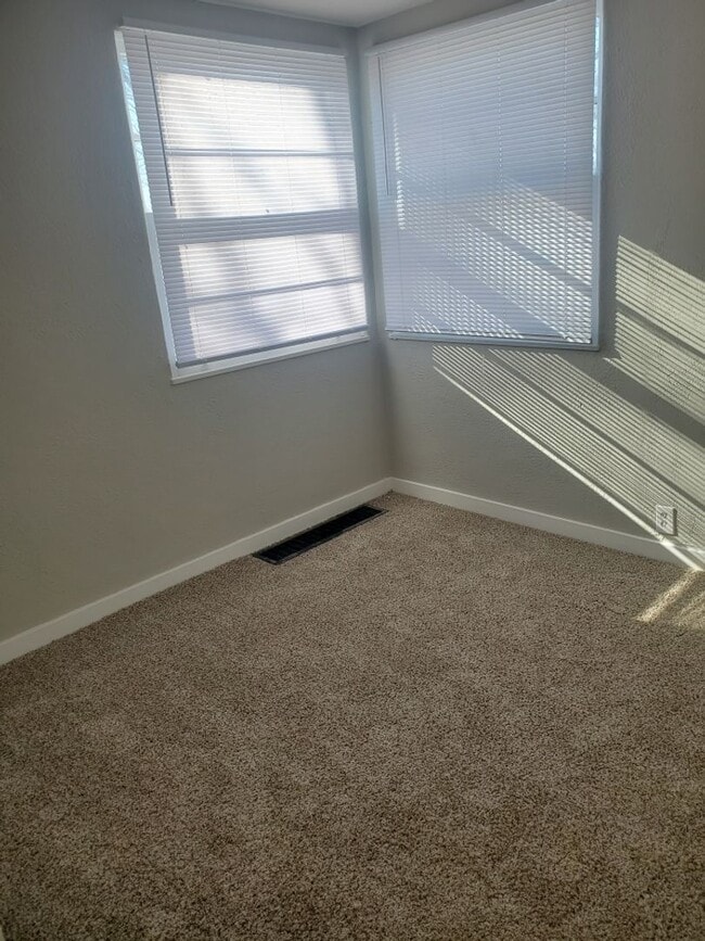 Building Photo - Nice Sized Yard