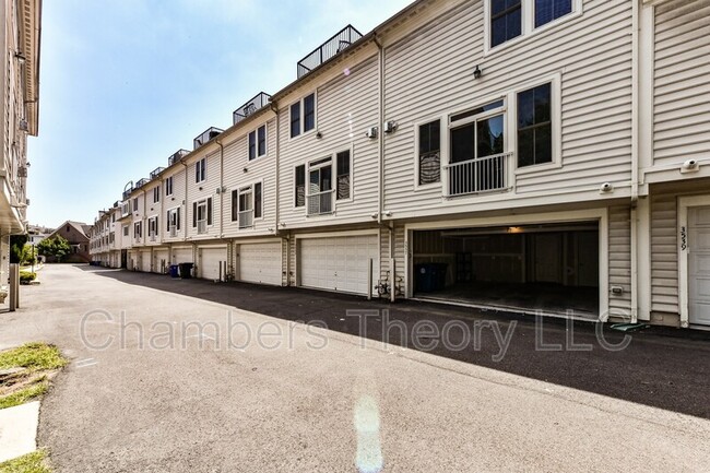 Building Photo - 3537 S Four Mile Run Dr