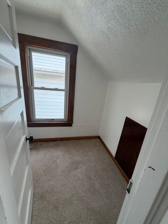 Building Photo - 4 bedroom with fenced-in yard in Washington