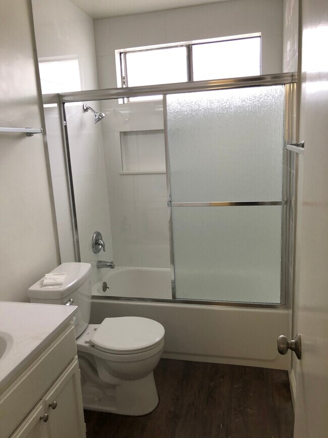 2nd floor full bathroom - 6110 Seville Ave