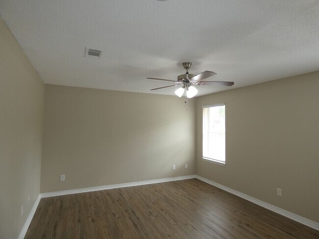 Building Photo - Spacious 3-Bedroom Home - Half Acre Lot