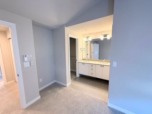 Building Photo - Stunning Tri Level 2 bed /2.5 bath Townhom...
