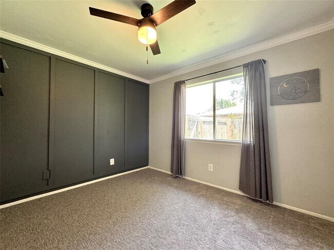 Building Photo - 1501 Greenfield Dr