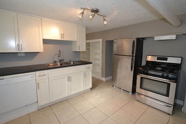 Building Photo - 2043 N Avers Ave