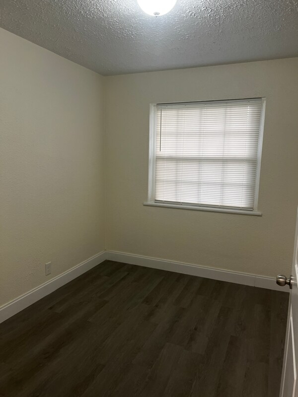 Building Photo - 6870 Rhode Island Dr W