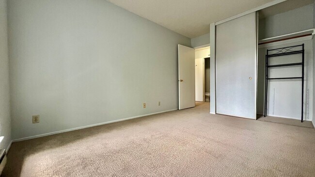 Building Photo - Well-maintained 2bd 1.5 ba  with plenty of...