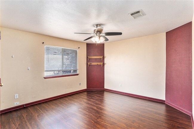 Building Photo - 2635 Lakehills St