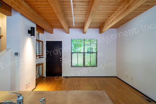 Building Photo - 318-320 W Myrtle