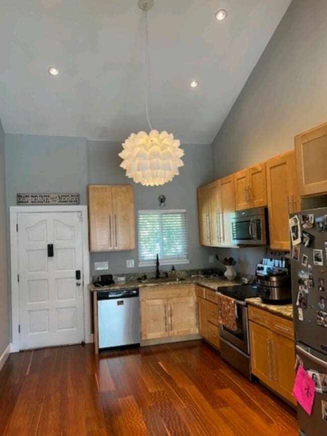 Building Photo - Gorgeous Updated 2 Bedroom, 2 bath condo For Rent in Pleasanton.