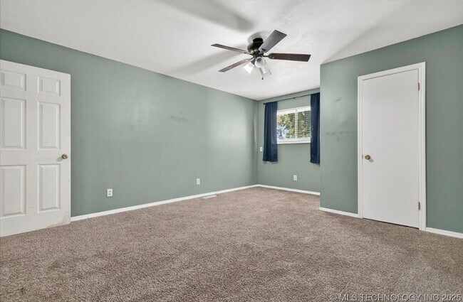 Building Photo - 420 N Cummings Ave