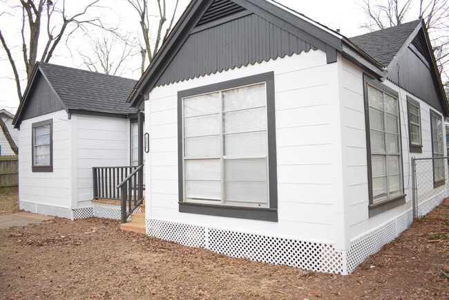 Building Photo - 221 N Sanders St