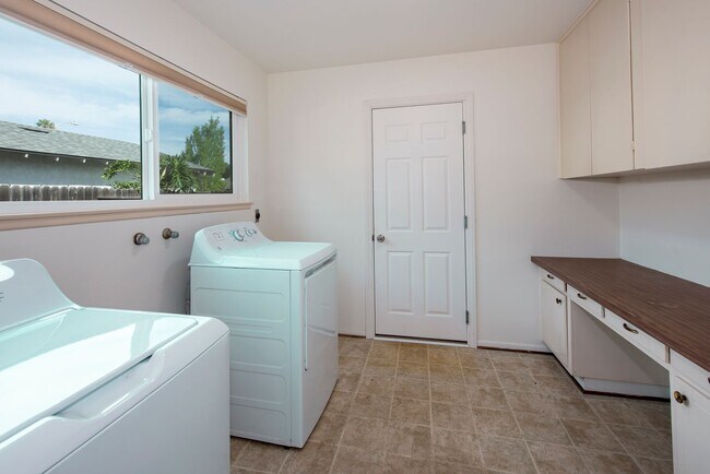Building Photo - Spacious 4bd/2bth Home Available Now!