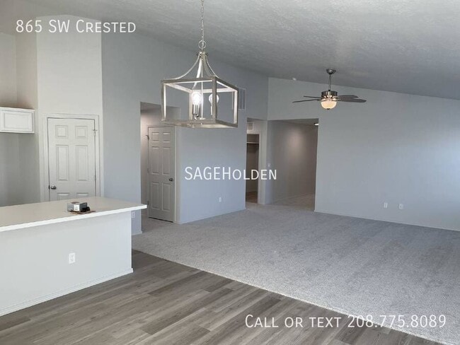 Building Photo - 865 SW Crested-