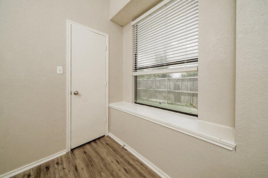 Building Photo - 1307 Jasmine Dr