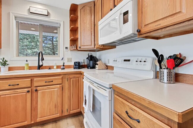 Building Photo - 1496 Pine Ridge Dr