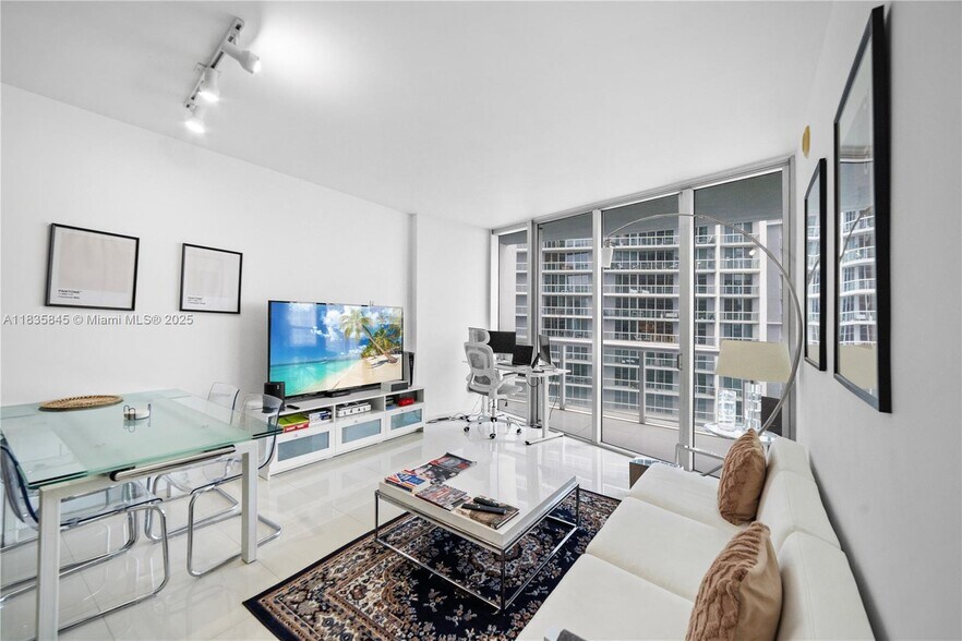 Building Photo - 495 Brickell Ave