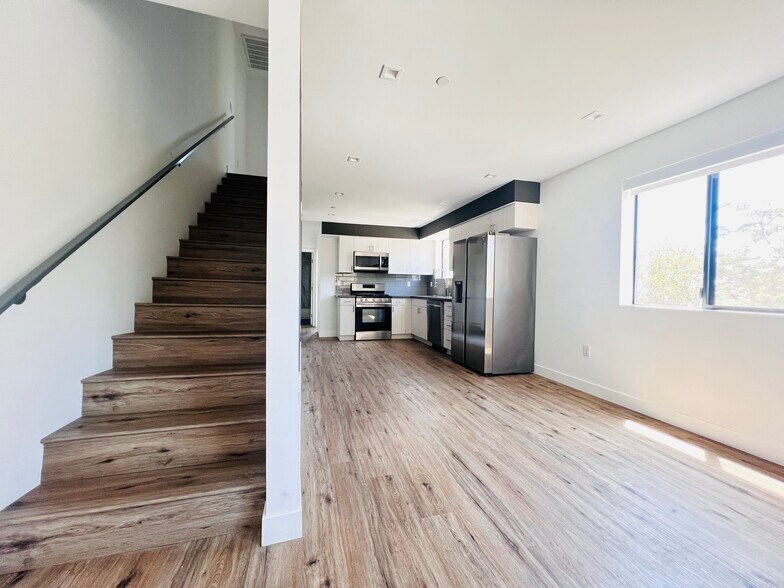 Building Photo - 4576 Oakwood Ave