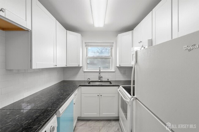 Building Photo - 289 Main St