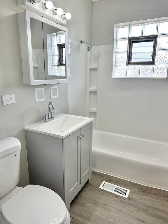 Building Photo - 1721 E Roosevelt Rd