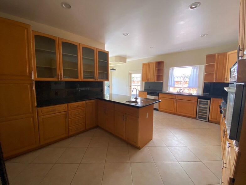 Kitchen - 1947 Kelton Ave