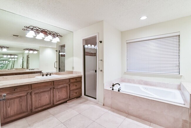 Building Photo - Luxury Living on Lake Arlington