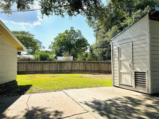 Building Photo - 6738 Hendon Ln
