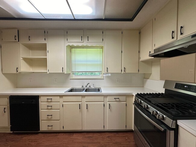 Building Photo - Charming 3 Bedroom in South Tyler!