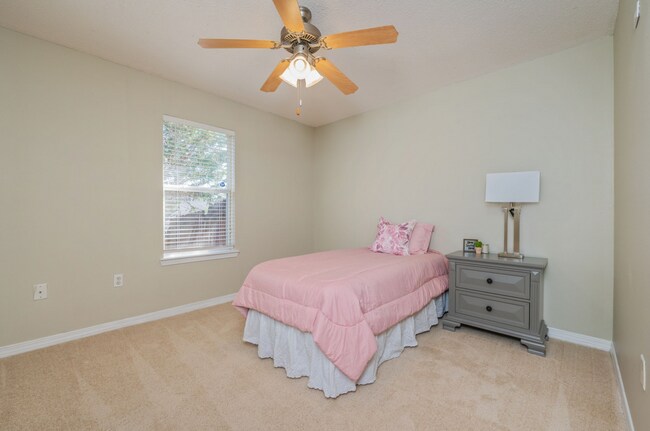 Building Photo - 4 bedroom 2 bathroom