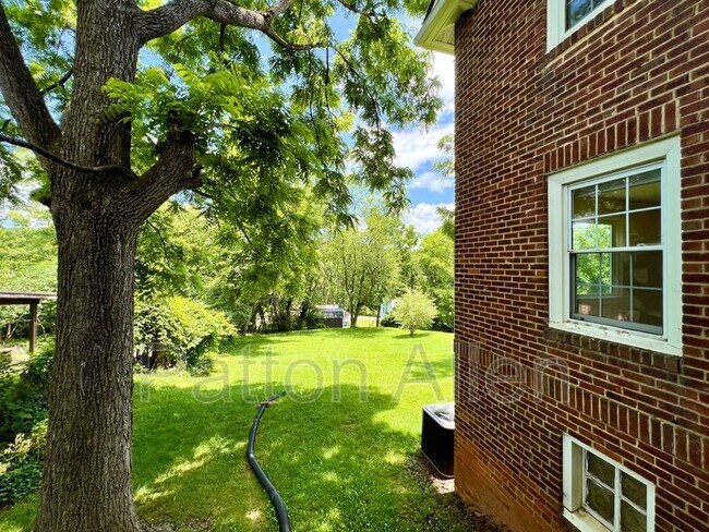 Building Photo - 145 Blanton St