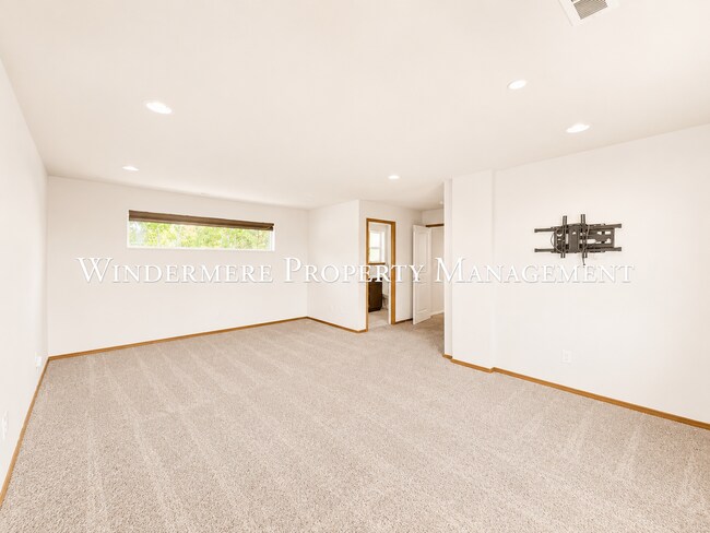 Building Photo - Bright and spacious home close to ferries, PSNS and recreational activities!