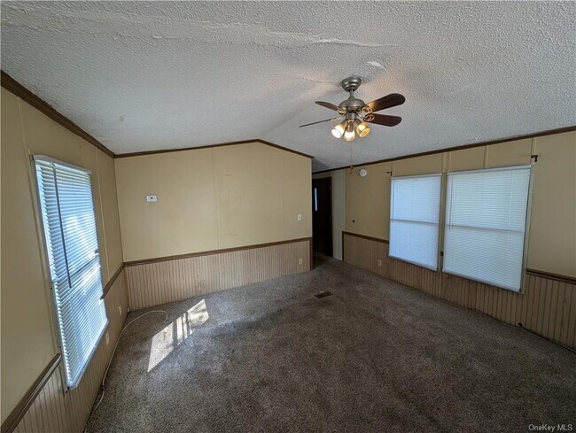 Building Photo - 5 Willow Tree Ln