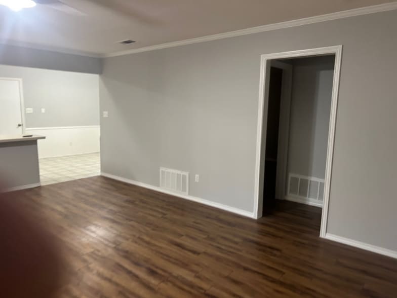 Building Photo - 403 Frankie Ln