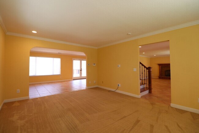 Building Photo - Beautiful Executive Home on the Golf Course