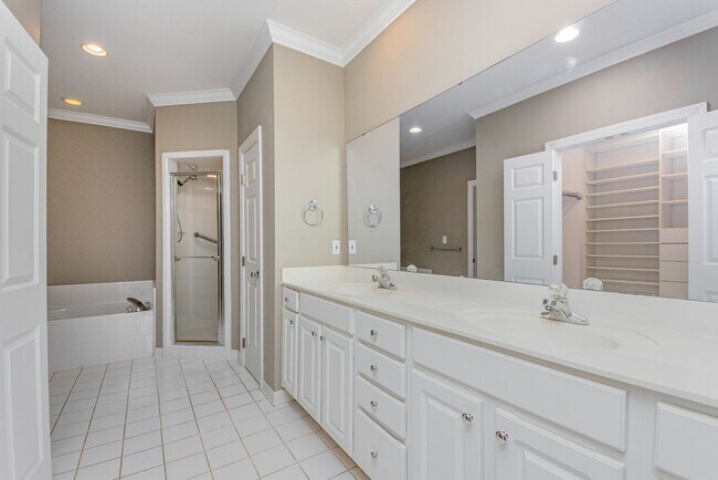 Building Photo - Spacious Townhome in the Heart of Raleigh,...