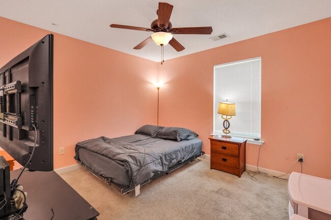 Building Photo - AVAILABLE JUNE (PETS PERMITTED)