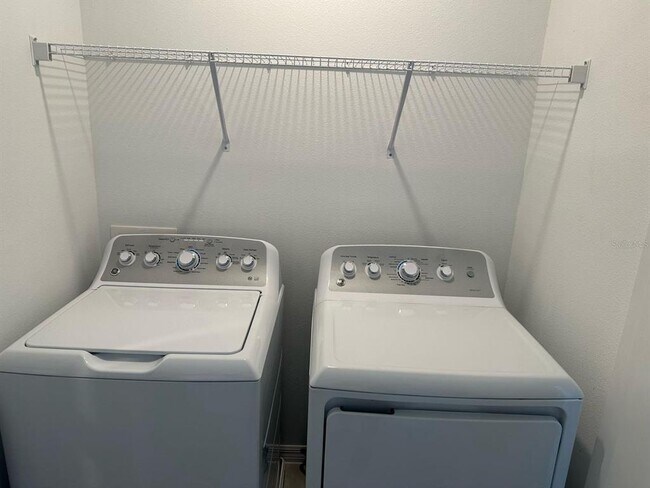 Building Photo - 2084 Viewfinder St