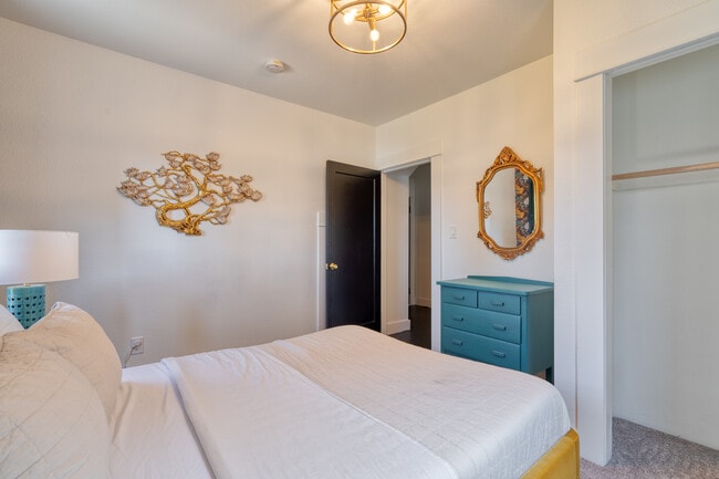 Building Photo - 2215 SE Powell Blvd