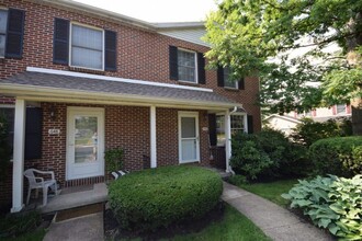 Building Photo - Brick Townhome in Park Forest!
