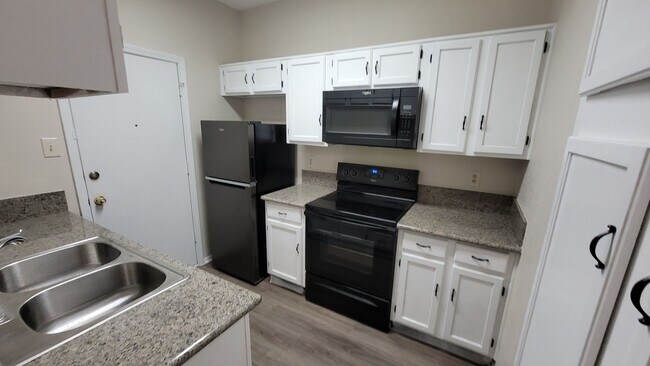 Building Photo - Newly remodeled