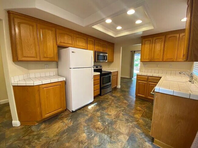 Building Photo - Well Kept 3 Bedroom, 2.5 Bath Home in High...