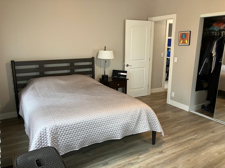 Building Photo - 2059 N Vermont Ave