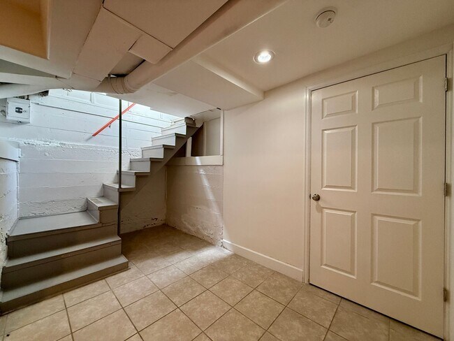 Building Photo - 909 Ouray Ave