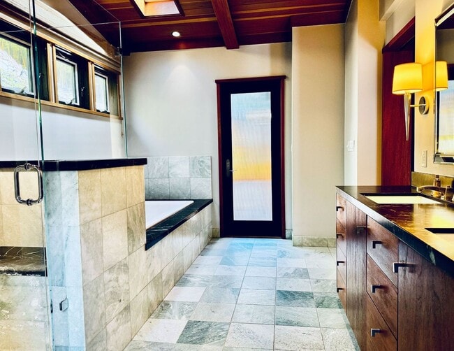 Building Photo - Private. Polished. Perfectly Larkspur.